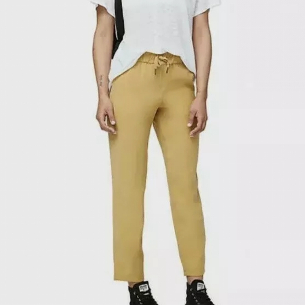 Lululemon Women's On The Fly 7/8 Pant Woven in Vintage Gold Size 6